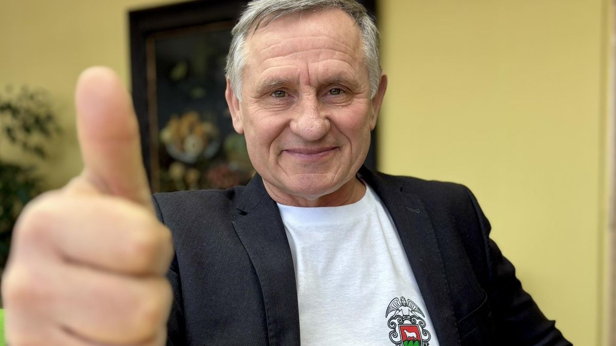 Lano nevydrželo a utrhlo se. Senátor Čunek spadl ze střechy, narazil si žebro